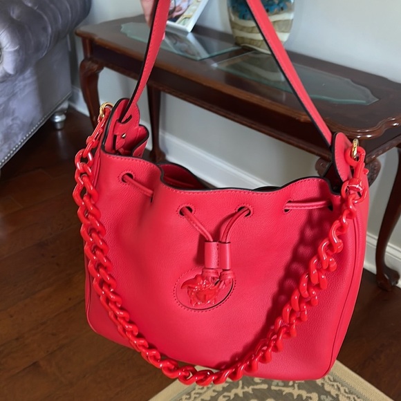 VERSACE
Grained Calfskin La Medusa Bucket
Bag Red
Bag - Picture 6 of 17